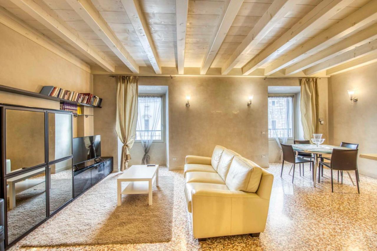 Apartmentsarena - Suite Mercatorum - Piazza Erbe Верона Экстерьер фото