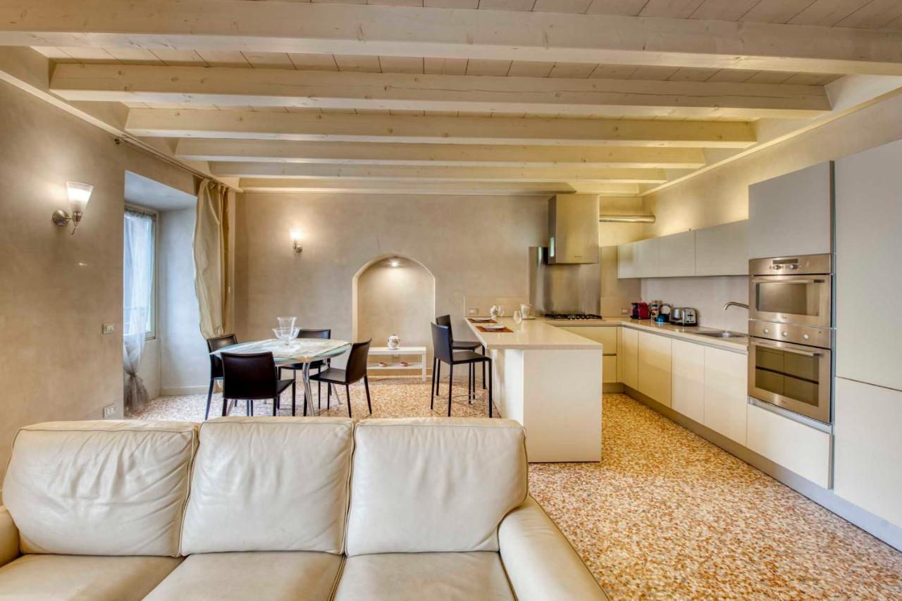 Apartmentsarena - Suite Mercatorum - Piazza Erbe Верона Экстерьер фото
