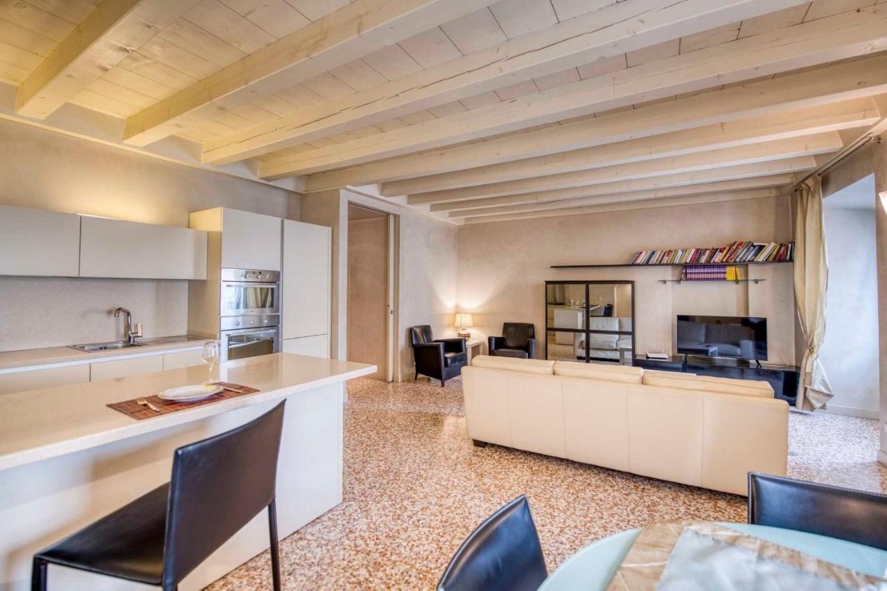 Apartmentsarena - Suite Mercatorum - Piazza Erbe Верона Экстерьер фото