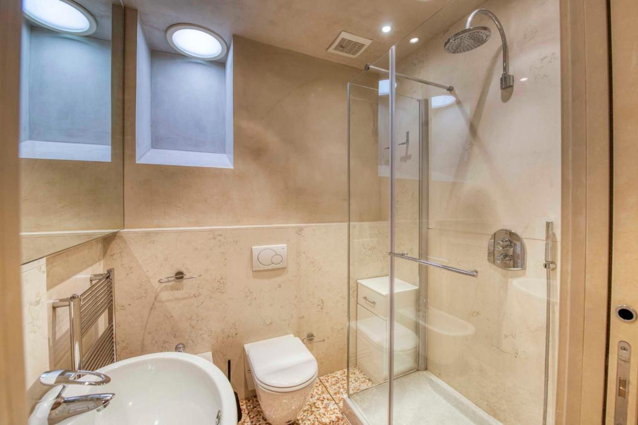 Apartmentsarena - Suite Mercatorum - Piazza Erbe Верона Экстерьер фото