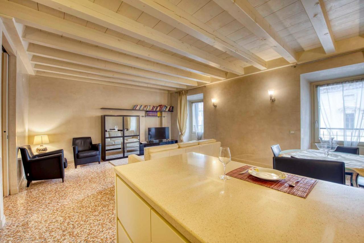 Apartmentsarena - Suite Mercatorum - Piazza Erbe Верона Экстерьер фото