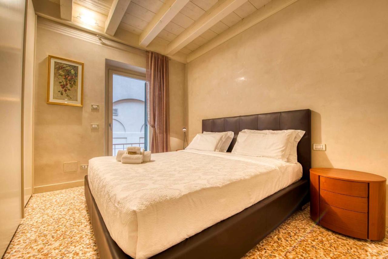 Apartmentsarena - Suite Mercatorum - Piazza Erbe Верона Экстерьер фото