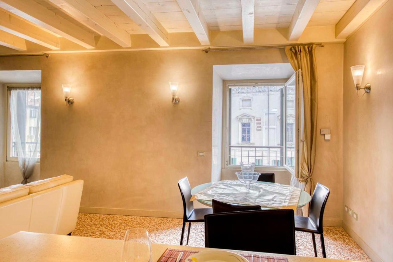 Apartmentsarena - Suite Mercatorum - Piazza Erbe Верона Экстерьер фото