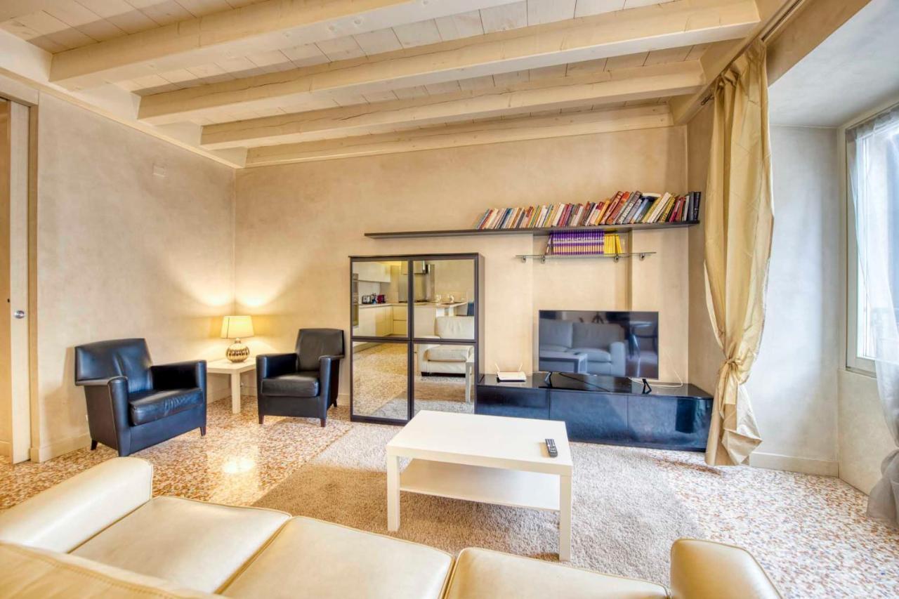 Apartmentsarena - Suite Mercatorum - Piazza Erbe Верона Экстерьер фото
