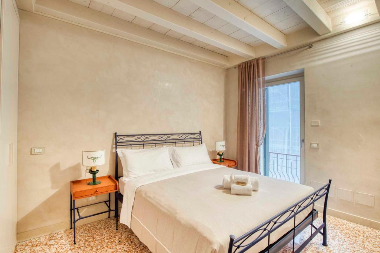 Apartmentsarena - Suite Mercatorum - Piazza Erbe Верона Экстерьер фото