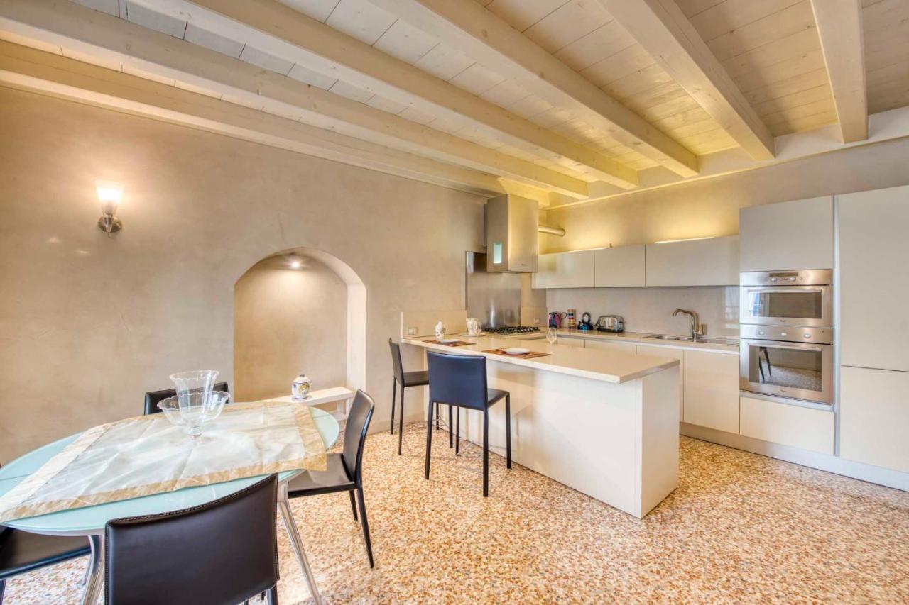 Apartmentsarena - Suite Mercatorum - Piazza Erbe Верона Экстерьер фото