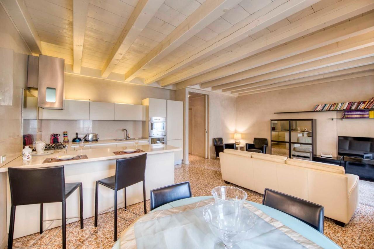 Apartmentsarena - Suite Mercatorum - Piazza Erbe Верона Экстерьер фото