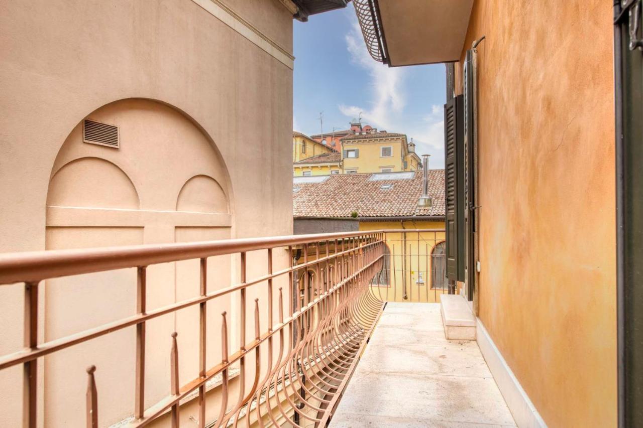 Apartmentsarena - Suite Mercatorum - Piazza Erbe Верона Экстерьер фото